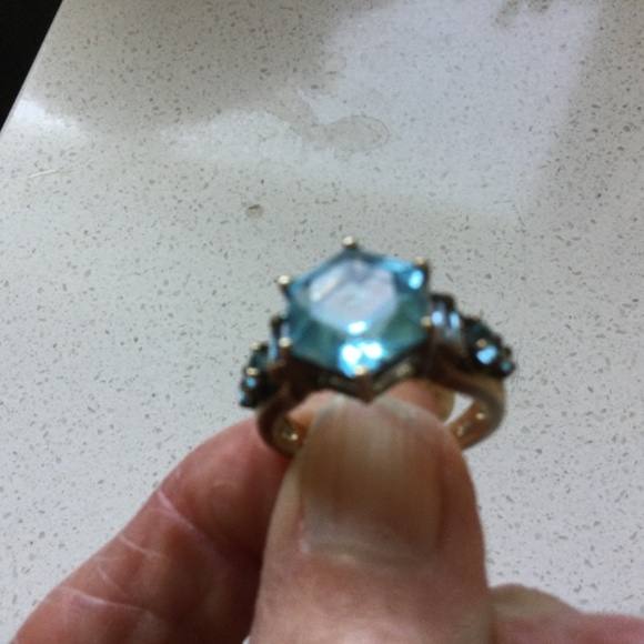 Beautiful Aquamarine Centre Stone with 3 Side Baguettes - Picture 2 of 9